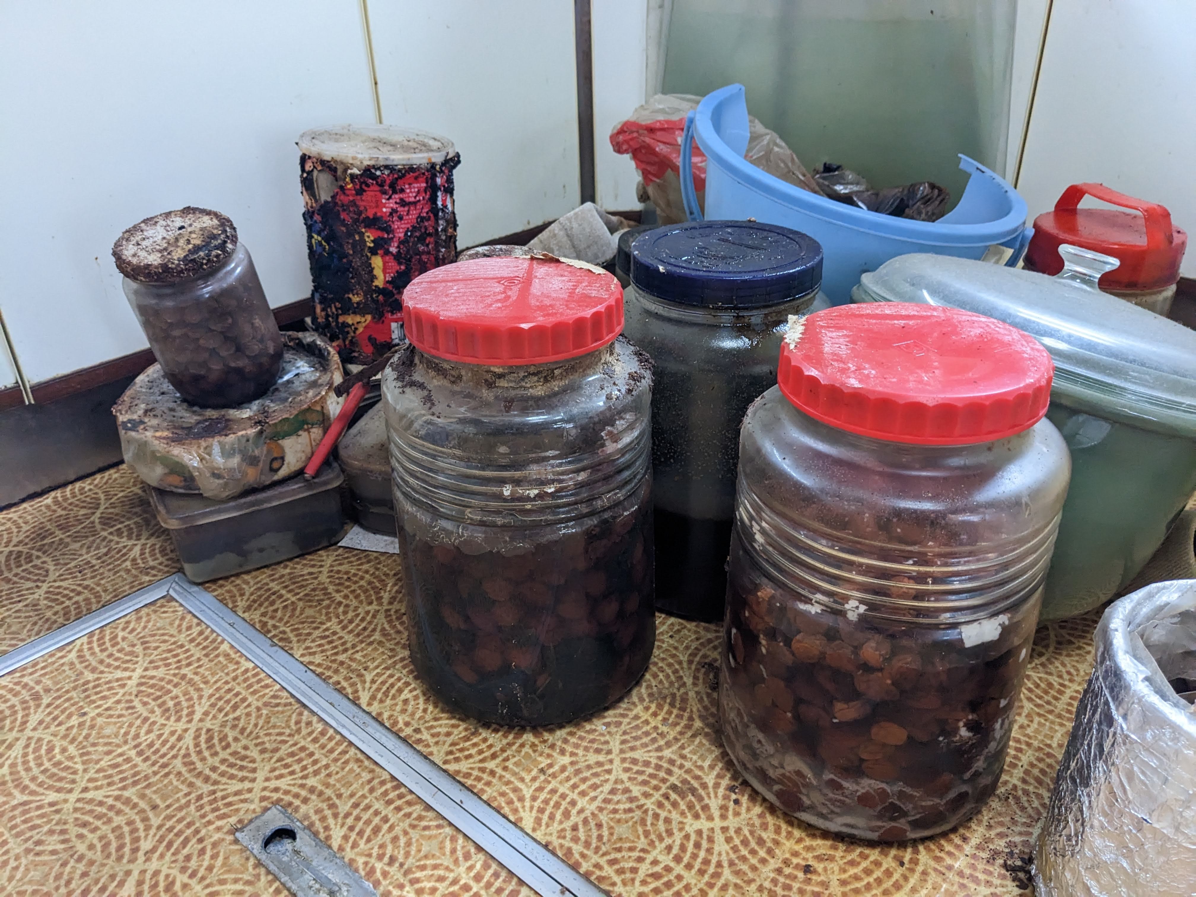 実家の片付けが進まない！遺品整理で処分に困るもの11選 | 株式会社